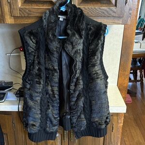 Roz & Ali woman’s 14/16 Black Faux Fur Knit Zip-Front Vest